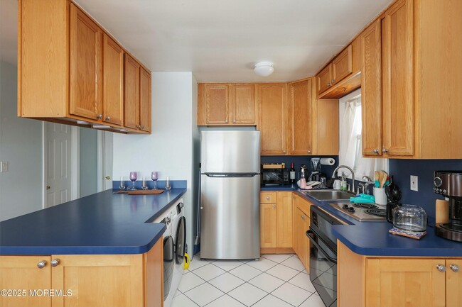 Building Photo - 44 Island Dr