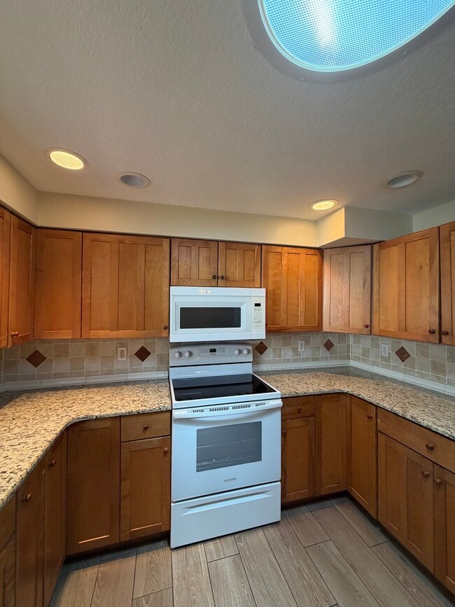 Building Photo - 104 Oakwood Ave