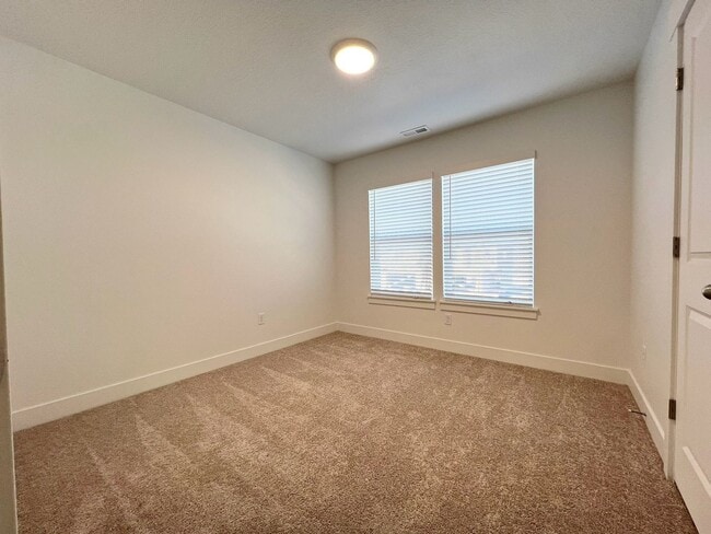 Building Photo - 3 Bed/2.5 Bath Townhome in Salem!