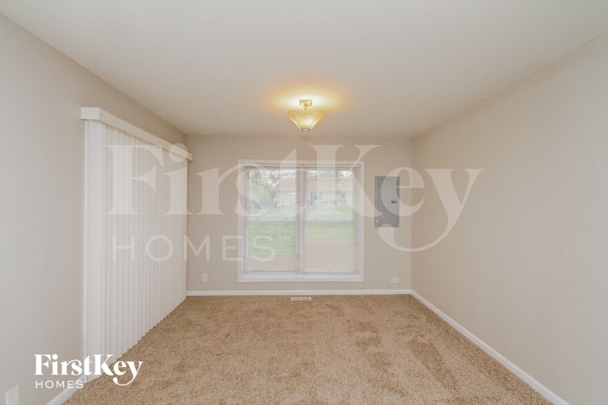 Building Photo - 823 Oriole Dr