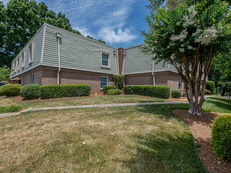 Building Photo - 2600 Park Rd