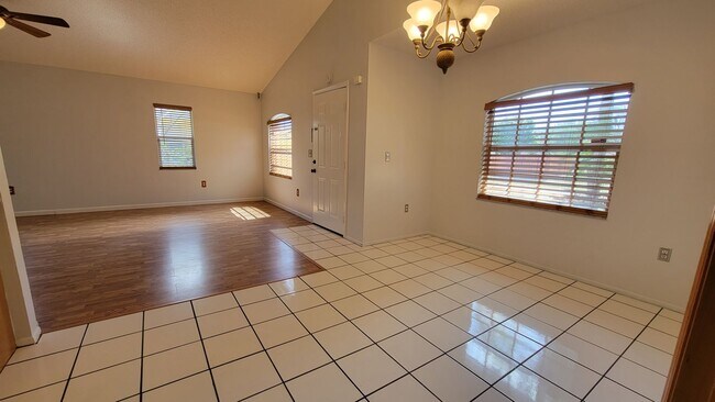 Building Photo - Fantastic 3 Bed/ 2 bath + Den ~ UTC Distri...