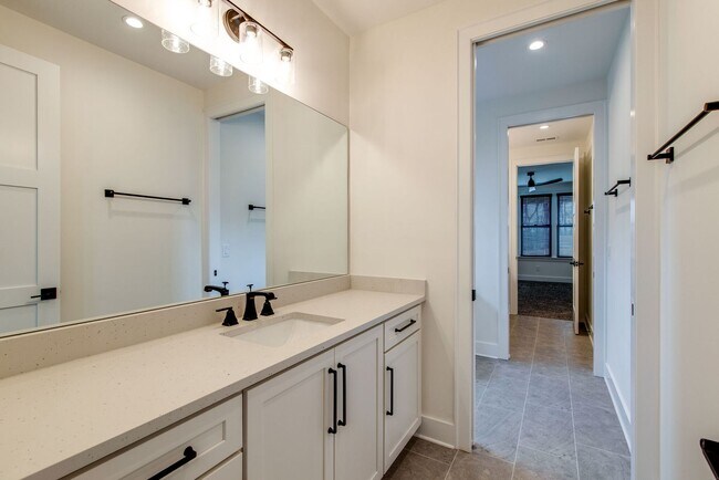 Building Photo - Like New 4 Bedroom Luxury Home in Franklin TN