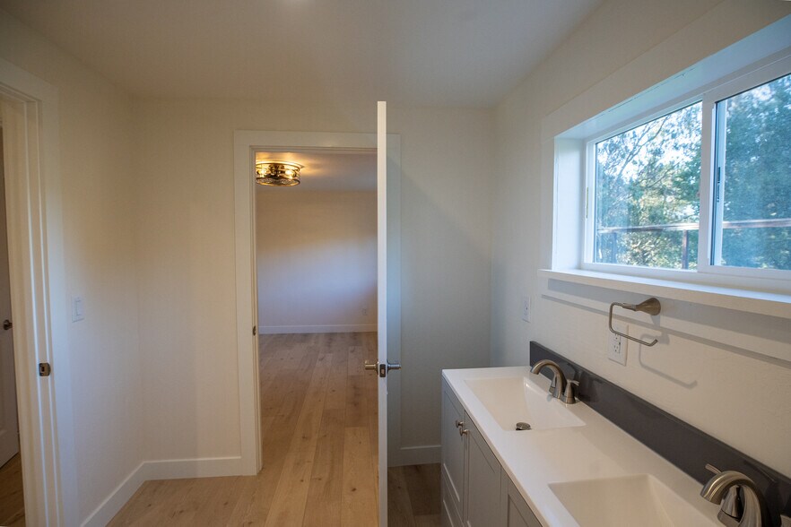 Building Photo - 384 Crazy Horse Canyon Rd