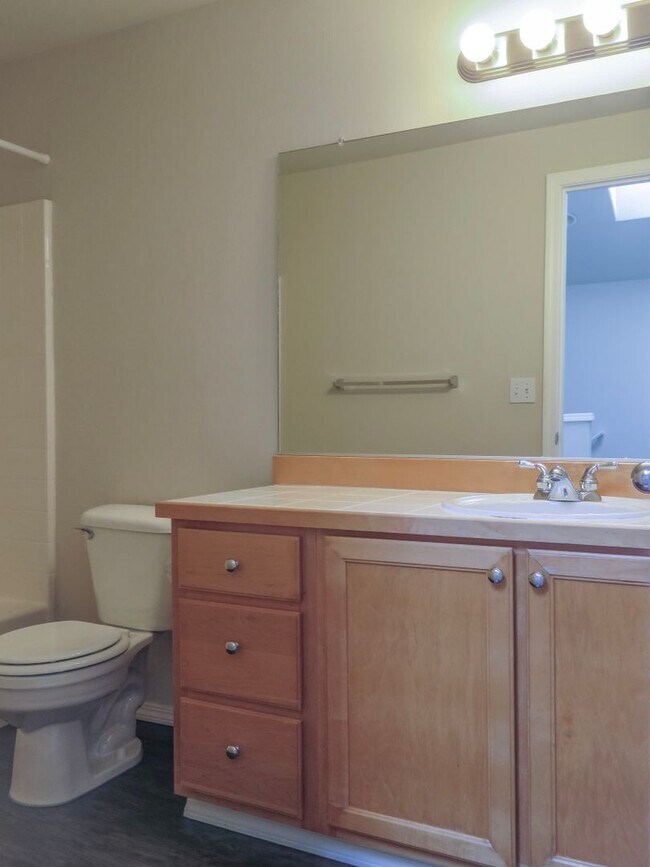 Building Photo - !!!! West Linn Townhome Available 3 Bedroo...