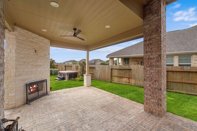Building Photo - 16746 Highland Country Dr