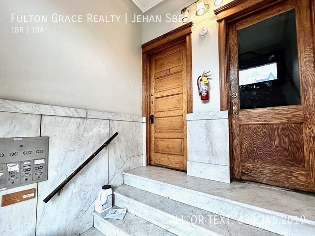 Building Photo - 910 W Addison St