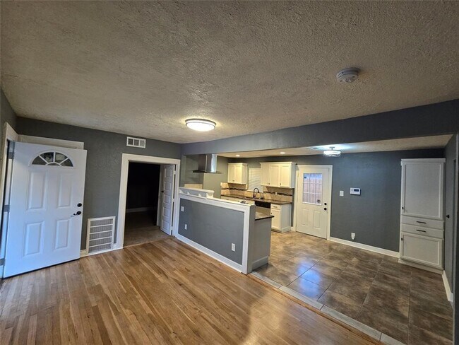 Building Photo - 3309 Sunbeam St