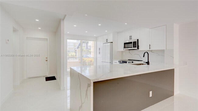 Building Photo - 933 NE 24th Ave