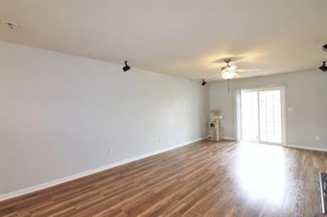 Building Photo - 198 Collinwood Dr