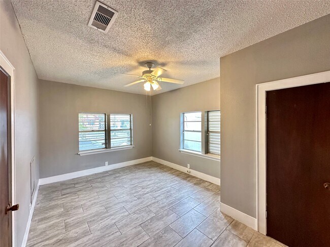 Building Photo - 3828 Avenue S 1/2