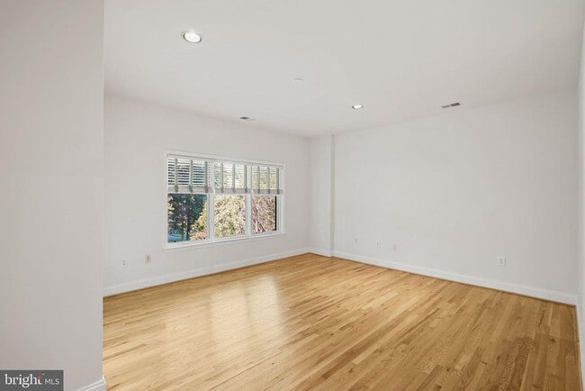 Building Photo - 10810 Burbank Dr