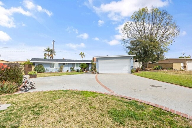 Building Photo - Adorable 3 Bedroom 2 Bathroom Single Story Family Home