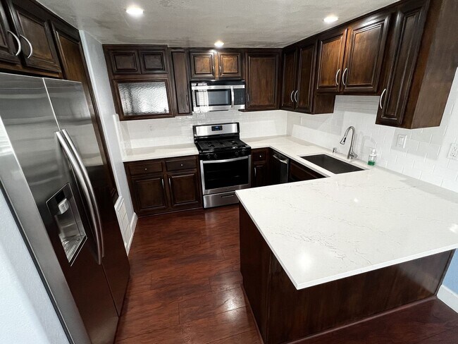 Building Photo - Modern Beachside Living – 2-Bed, 2.5-Bath ...
