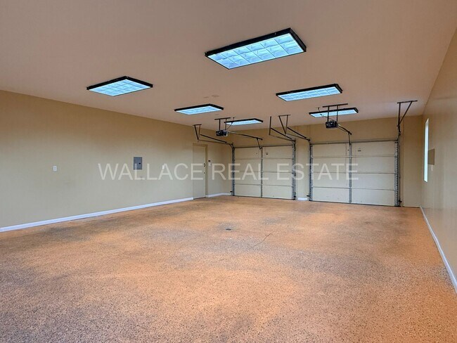 Building Photo - 4 BEDROOM, 3.5 BATHROOM HOME IN BEXHILL!