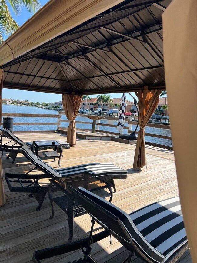 Building Photo - Hideaway Waterfront Hotel
