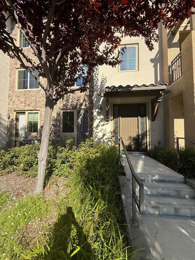 Building Photo - Beautiful 4 Bedroom, 3.5 Bathroom Home in Desirable Communication Hills