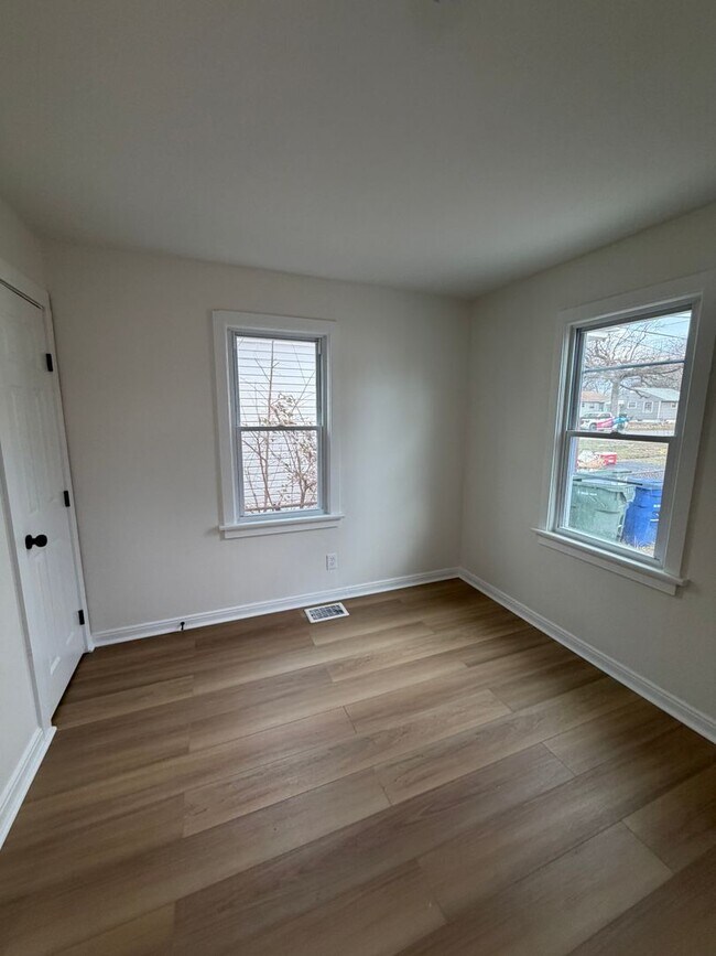 Building Photo - Modern Chic Meets Move-In Ready: Your Renovated 3-Bedroom Haven!