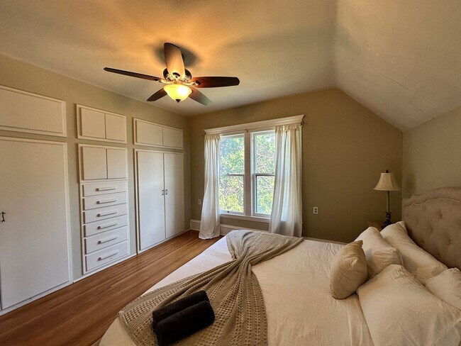 Building Photo - Fully Furnished 3 Bedroom Historic Home in Minneapolis