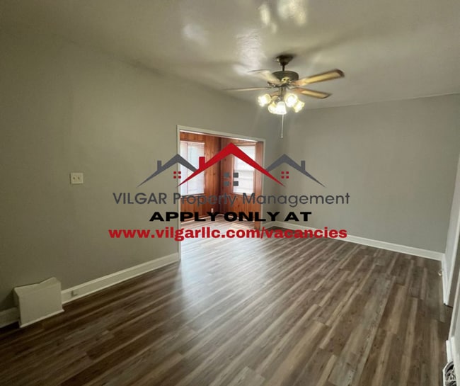Building Photo - This spacious and stylish home offers comf...