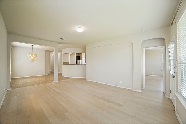Building Photo - Beautiful 3 Bedroom in Republic Oaks Community