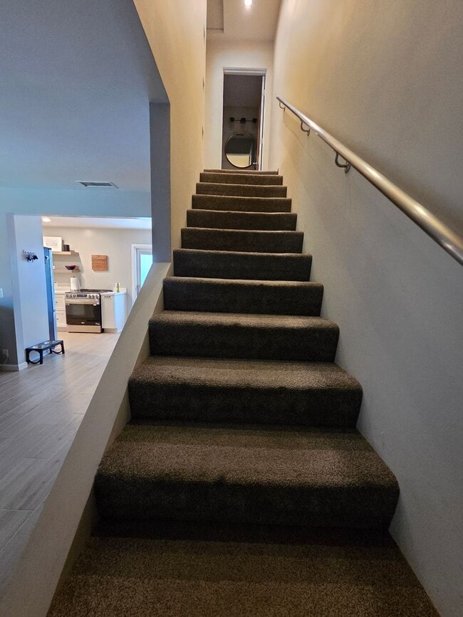 Building Photo - 2 Bedroom 2.5 Bath Town House in West Ventura