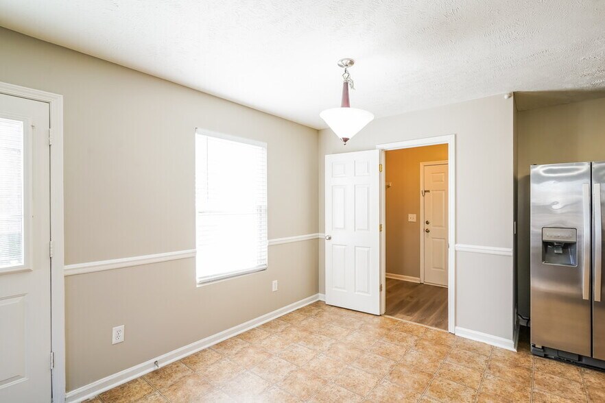 Building Photo - 2845 Meadow Glen