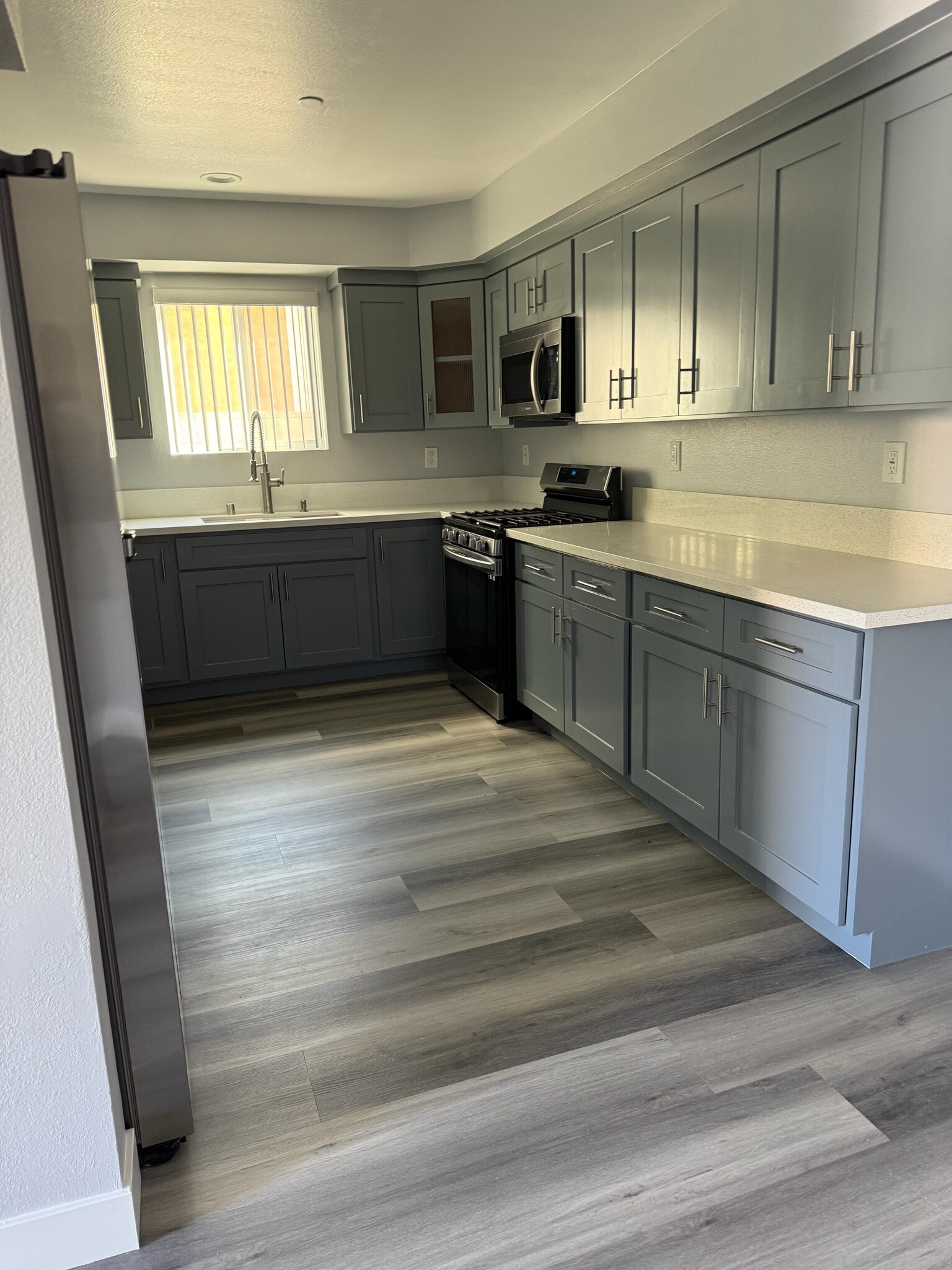 Building Photo - 1346 E Vernon Ave