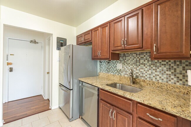 Building Photo - Charming garden-level 2-bedroom, 1-bath home