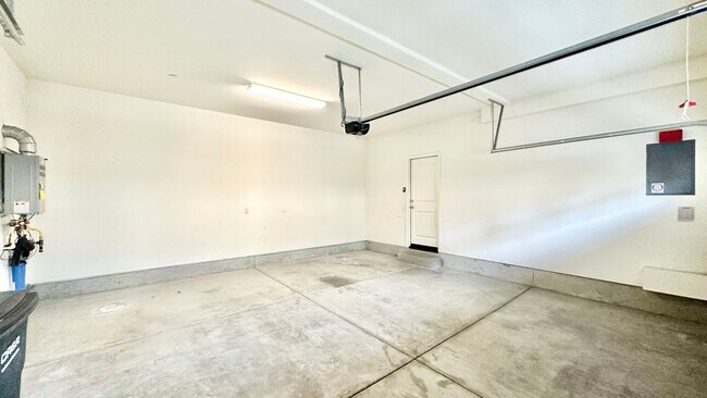 Building Photo - Beautiful, Stand Alone Condo in Resort-lik...