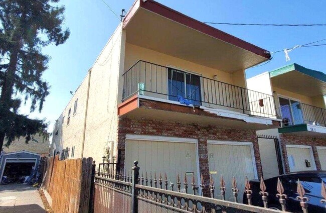 Building Photo - 7449 -