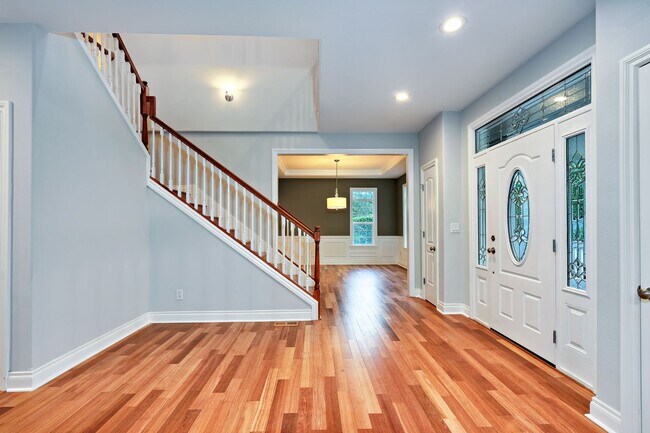 Building Photo - Beautiful Spacious Bainbridge Home