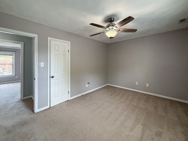 Building Photo - Double En-Suite Townhome