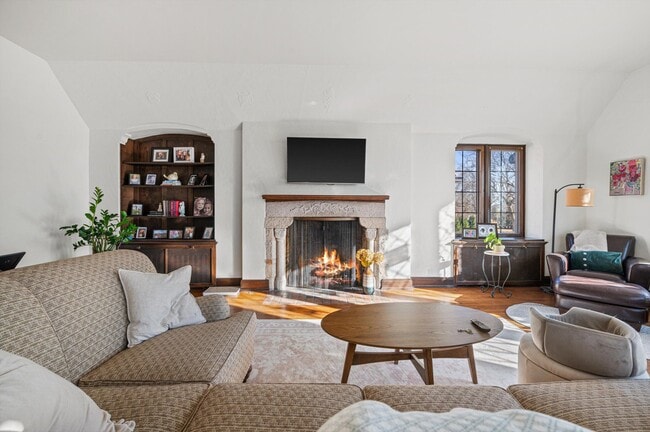 Building Photo - 2835 N Lake Dr