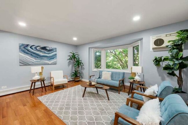 Building Photo - 514 W Miner St