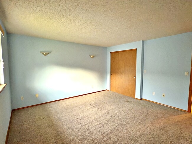 Building Photo - 9834 SE Clinton St