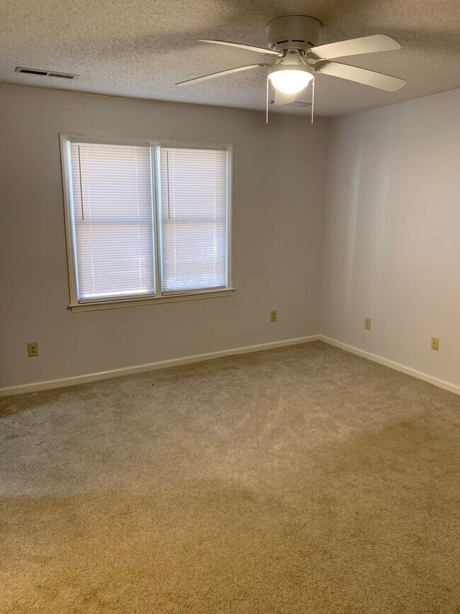 Building Photo - 128 Chesapeake Ct