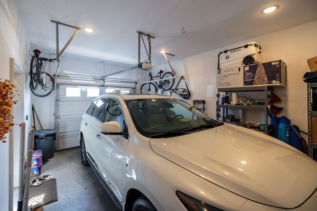 Building Photo - Immaculate Townhouse with Finished Basement