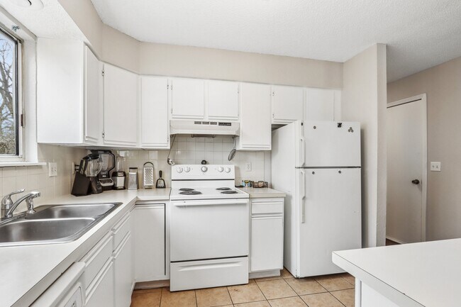 Building Photo - 8927 Hauser St