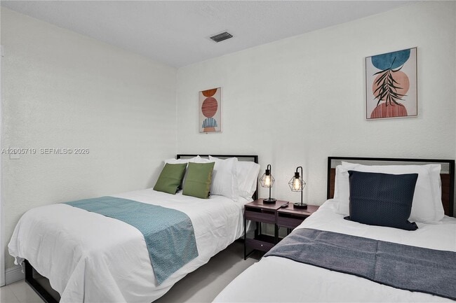 Building Photo - 6452 Custer St