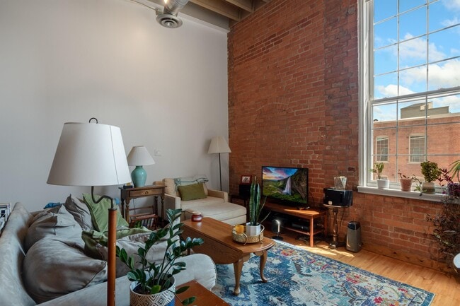 Building Photo - 200 River Pl Dr