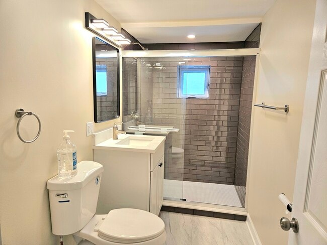 Building Photo - 1922 Elmwood Ave