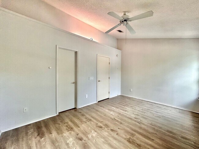 Building Photo - Lovely Rental with 2 Beds, 2.5 Baths & Spa...