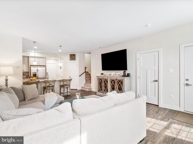 Building Photo - 5940 Etterbeek St