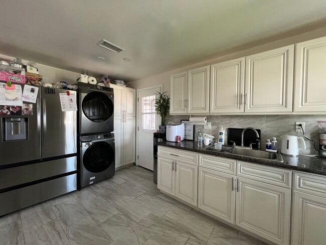 Building Photo - Beautiful 3 Bedroom 1 Bathroom House with Fenced and Landscaped Yard with All Utilities Included