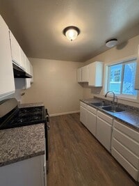 Building Photo - 2.2. miles to Sky Lakes Medical Center and Oregon Institute of Technology, 2bdrm 1 bath duplex