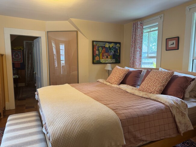 Building Photo - Short term- 4 Bedroom just two blocks from...
