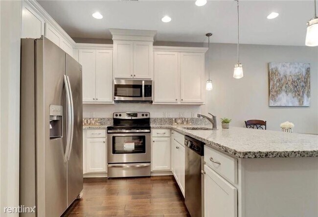 Building Photo - 3 br, 2.5 bath Townhome - 244 Lake Lily Dr