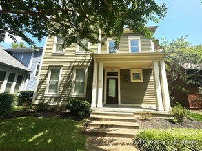 Building Photo - Charming 4 Bedroom Townhouse with 2 Large Suites