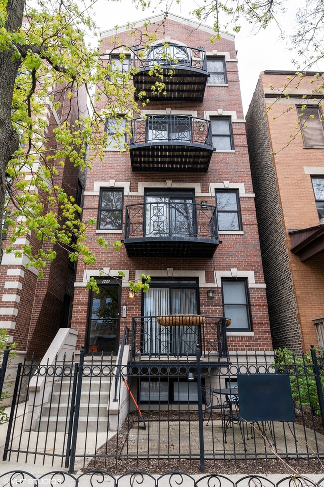 Primary Photo - 906 W Barry Ave